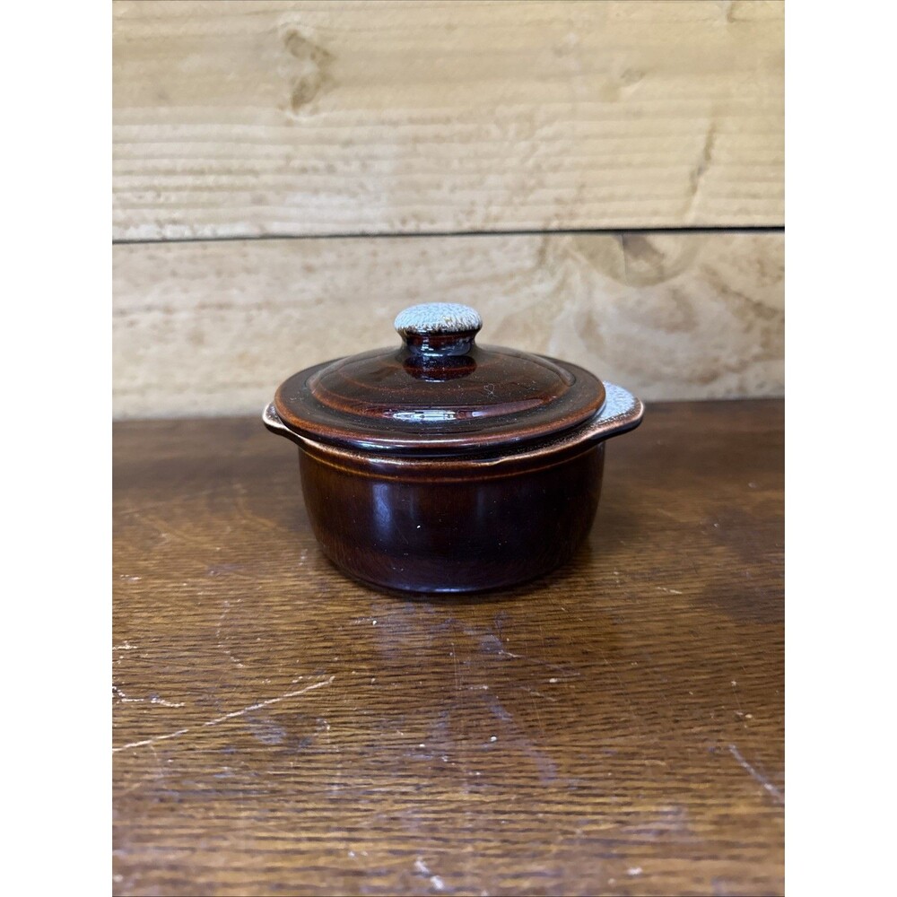 Includes lid and twin handles 	•	Condition: Pre-owned, very good